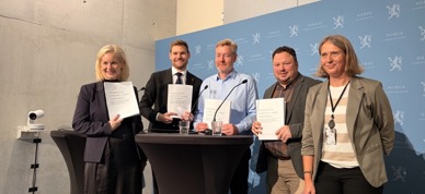 LMD Sandtrøen, klima og miljøminister, Bjørn Gimming og Tor Jacob Solberg mottar klimaregnskapsgruppas hovedrapport 16. oktober 2026