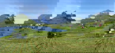 Jordbruk i vakkert landskap - Foto: Karl Sverre Holdal