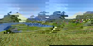 Jordbruk i vakkert landskap - Foto: Karl Sverre Holdal