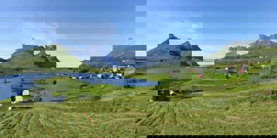 Jordbruk i vakkert landskap - Foto: Karl Sverre Holdal