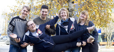 Fem ungdommer står foran et tre. Det er høst ute. Fire av dem holder leder i utvalget, Åshild Charlotte Monsø. De smiler. - Foto: Nora May Engeseth/NBS