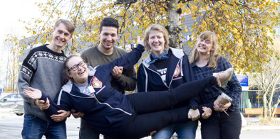 Fem ungdommer står foran et tre. Det er høst ute. Fire av dem holder leder i utvalget, Åshild Charlotte Monsø. De smiler. - Foto: Nora May Engeseth/NBS
