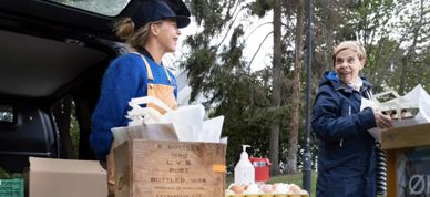 REKO produsent og kunde smiler til hverandre