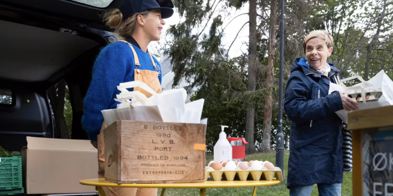 REKO produsent og kunde smiler til hverandre