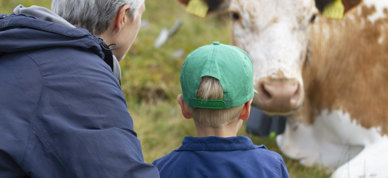 Dame med barn som ser på ku - velferdsordninger - Foto: Nora May Engeseth/NBS
