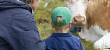 Dame med barn som ser på ku - velferdsordninger - Foto: Nora May Engeseth/NBS