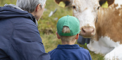 Dame med barn som ser på ku - velferdsordninger - Foto: Nora May Engeseth/NBS