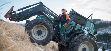 Vegard Vigdenes på traktoren, bratt teig - Foto: Håvard Zeiner