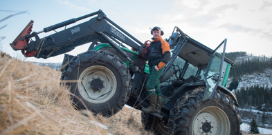 Vegard Vigdenes på traktoren, bratt teig - Foto: Håvard Zeiner