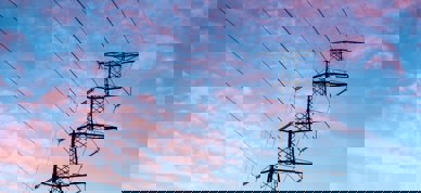 Strøm mast himmel strømstøtte - Foto: Nikola Johnny Mirkovi/Unsplash